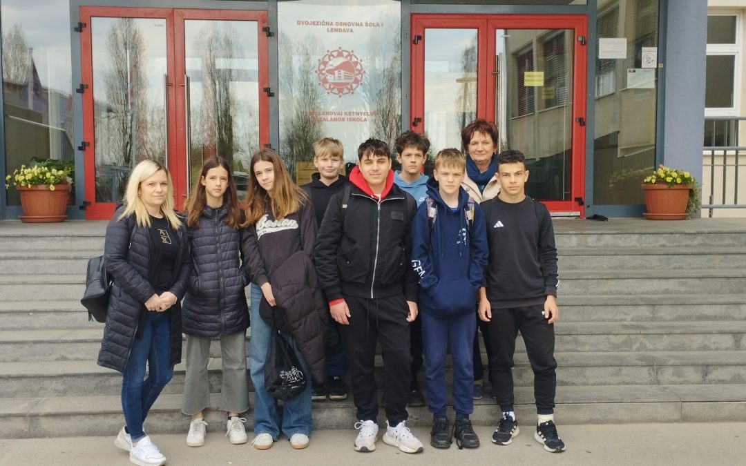 Učenci OŠ Tišina, tekmovalci matematičnega tekmovanja za Vegovo priznanje pred DOŠ Lendava